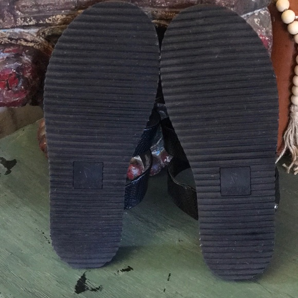 Simply Vera Vera Wang Black Slides Size 10 - Picture 7 of 7